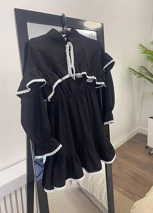 Сукня з льону з мереживом трендова з рюшами