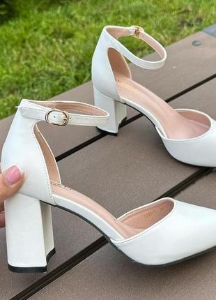 Туфли на устойчивом каблуке женские с ремешком белые