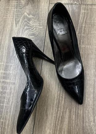 Класичні натуральні туфлі лодочки