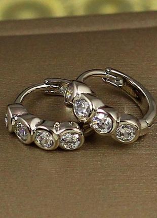Серьги колечки xuping jewelry четыре камня в ободке 1,1 см серебристые