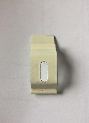 Клипса для крепления карниза вертикальных жалюзи к кронштейну или потолку белая