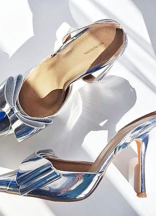 Стильные металлизированные туфли на каблуке с бантом