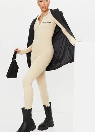 Prettylittlething высокий комбинезон с вышивкой на молнии спереди prettylittlething
