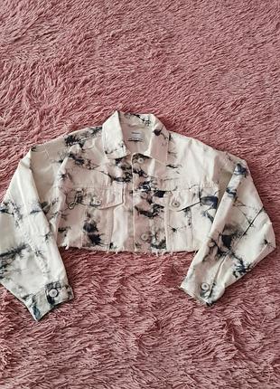 Куртка котонова вкорочена тай дай bershka