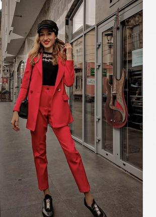 Червоні брюки