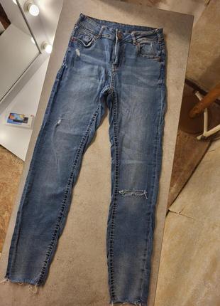 Стильные стрейч джинсы потертые рваные оборванные края необработанные зауженные скинни слим трубы 27 коттон карман голубые классика тренд