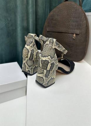 Босоніжки жіночі з натуральної італійської шкіри та замші на підборах4 фото