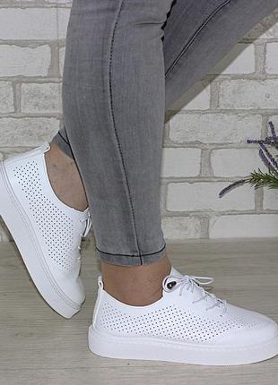 Білі жіночі перфоровані кросівки із еко-шкіри білий2 фото