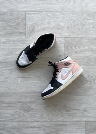 Шикарные кроссовки nike air jordan 1 mid crimson tint pink/white/black2 фото