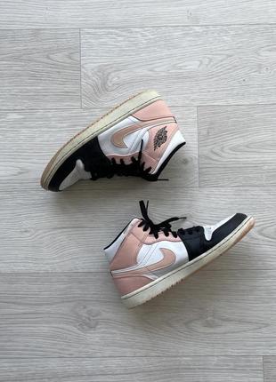 Шикарные кроссовки nike air jordan 1 mid crimson tint pink/white/black5 фото