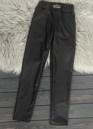 Леггинсы из экокожи с нашивкой 122-158 см