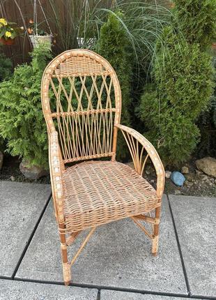 Стульчик плетеный из лозы с высокой спинкой