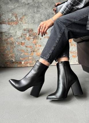 Ботильоны демисезонные на каблуке из натуральной кожи черного цвета, ботинки на байке с острым носиком на молнии