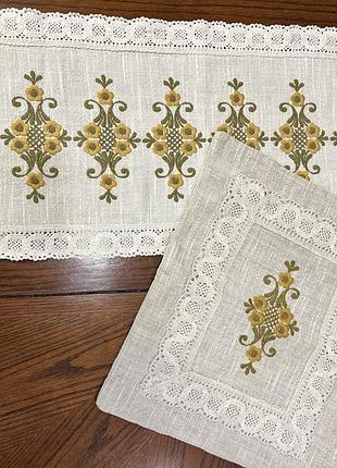 Серветка на столик, та наволочка на маленьку подушку