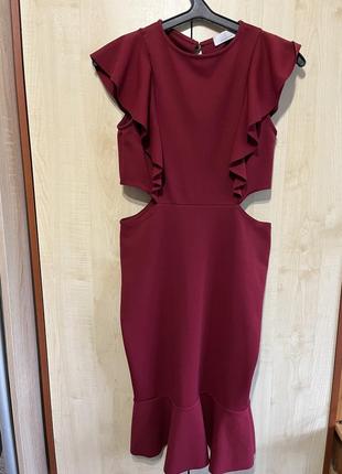 Бордовое платье с рюшами и вырезом на боках2 фото