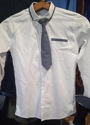 Рубашка белая с галстуком на мальчика 7-8 лет