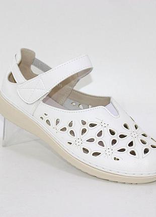 Жіночі бежеві літні туфлі з перфорованими квіточками. білий
