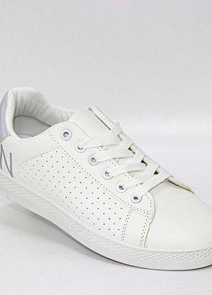 Білі жіночі кросівки на шнурках білий