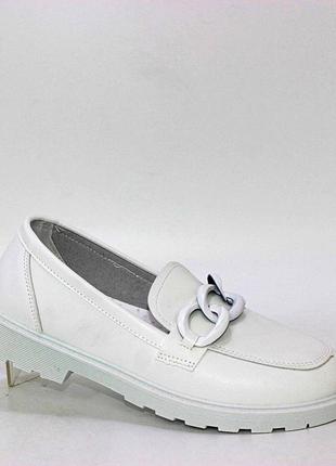 Жіночі білі туфлі на низьких підборах білий