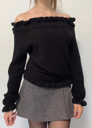 Черный свитер с рюшами и со спущенными плечами
