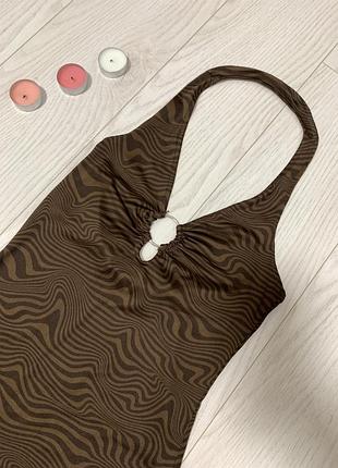 Красива облягаюча сукня