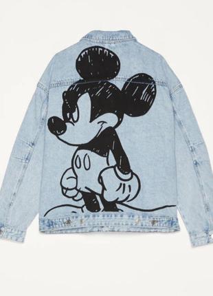 Джинсовая куртка с принтом микки маус by bershka.