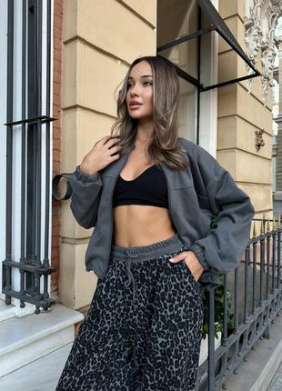 Жіночий якісний прогулянковий костюм бомбер замша і леопардові штани палаццо2 фото
