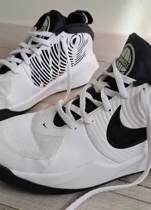 Універсальні кросівки nike team hustle d 9 (gs) aq4224-100 (р.38)