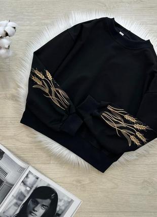 Стильный свитшот с вышитыми коласками