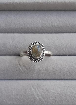 Серебряное кольцо с лабрадоритом
