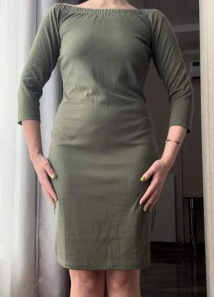 Сукня з відкритими плечима