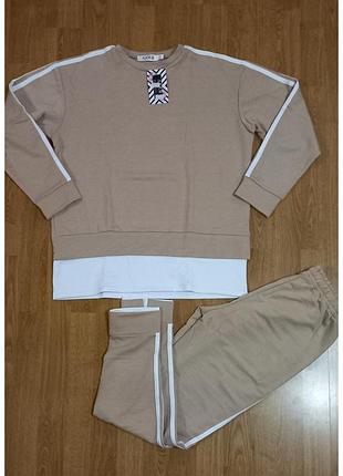 Спортивний костюм на не високих дівчаток в бежевому кольорі на розмір 42-44