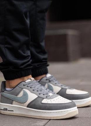 Чоловічі кросівки nike air force сірі з бежевим демісезонні найк аїр форс замшеві кеди для чоловіків