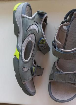 Босоніжки, сандалі