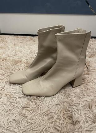 Бежевые ботильоны на каблуке stradivarius