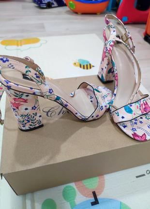 Босоніжки стильні