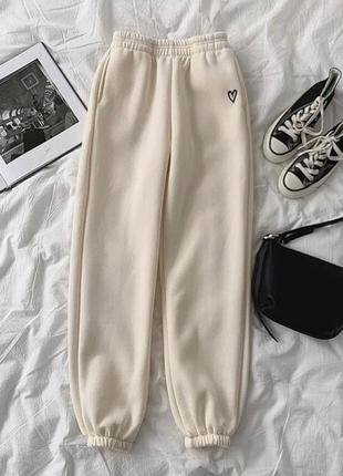 Утеплені спортивні штани джоггери з вишивкою на флісі на високій посадці вільного крою з якісної тканини молочні сірі стильні базові