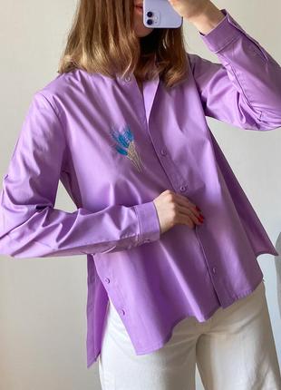 Лавандовая рубашка свободного кроя с вышивкой лосины2 фото