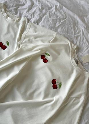 Трендова футболка жіноча з принтом "вишеньки 🍒" / мод 06534 фото