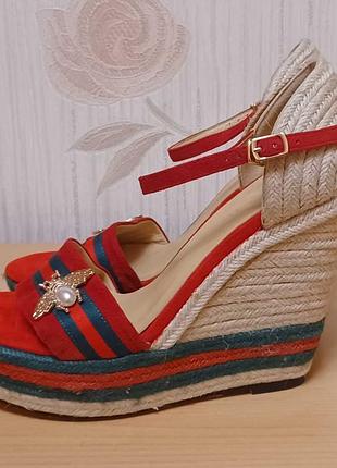 Босоножки на танкетке, gucci