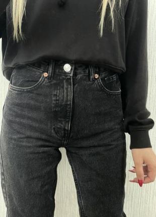 Джинсы мом черные zara mom fit high waist 34 с подертостями на поясе