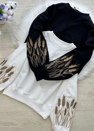 Свитпер с колышками на рукавах