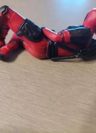 Фігурка deadpool лежачий дедпул марвел6 фото