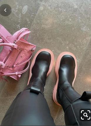 Тренд! сапоги на массивной тракторной розовой подошве