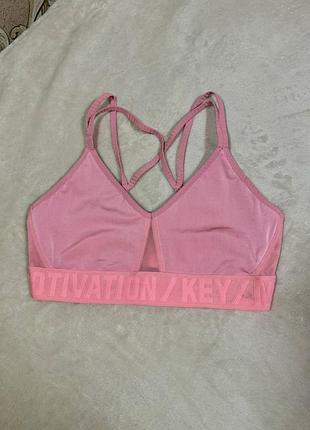 Яркий спортивный топ