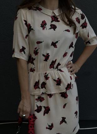 Бежевое приталенное платье з с красными цветами от ganni, размер м