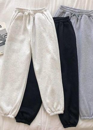 Теплі джогери 
➡️розміри: 42-44, 44-46, 46-50
➡️тканина: трьохнитка на флісі
➡️кольори: сірий, чорний, білий меланж, червоний.4 фото