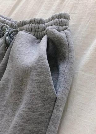 Теплі джогери 
➡️розміри: 42-44, 44-46, 46-50
➡️тканина: трьохнитка на флісі
➡️кольори: сірий, чорний, білий меланж, червоний.9 фото