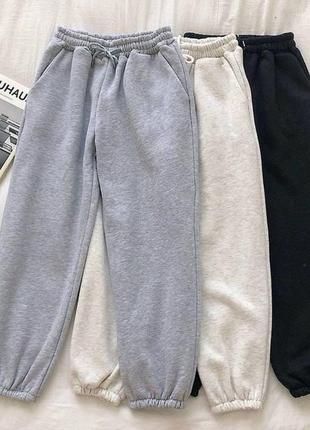 Теплі джогери 
➡️розміри: 42-44, 44-46, 46-50
➡️тканина: трьохнитка на флісі
➡️кольори: сірий, чорний, білий меланж, червоний.3 фото