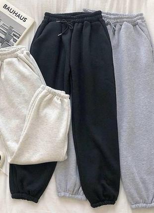 Теплі джогери 
➡️розміри: 42-44, 44-46, 46-50
➡️тканина: трьохнитка на флісі
➡️кольори: сірий, чорний, білий меланж, червоний.5 фото